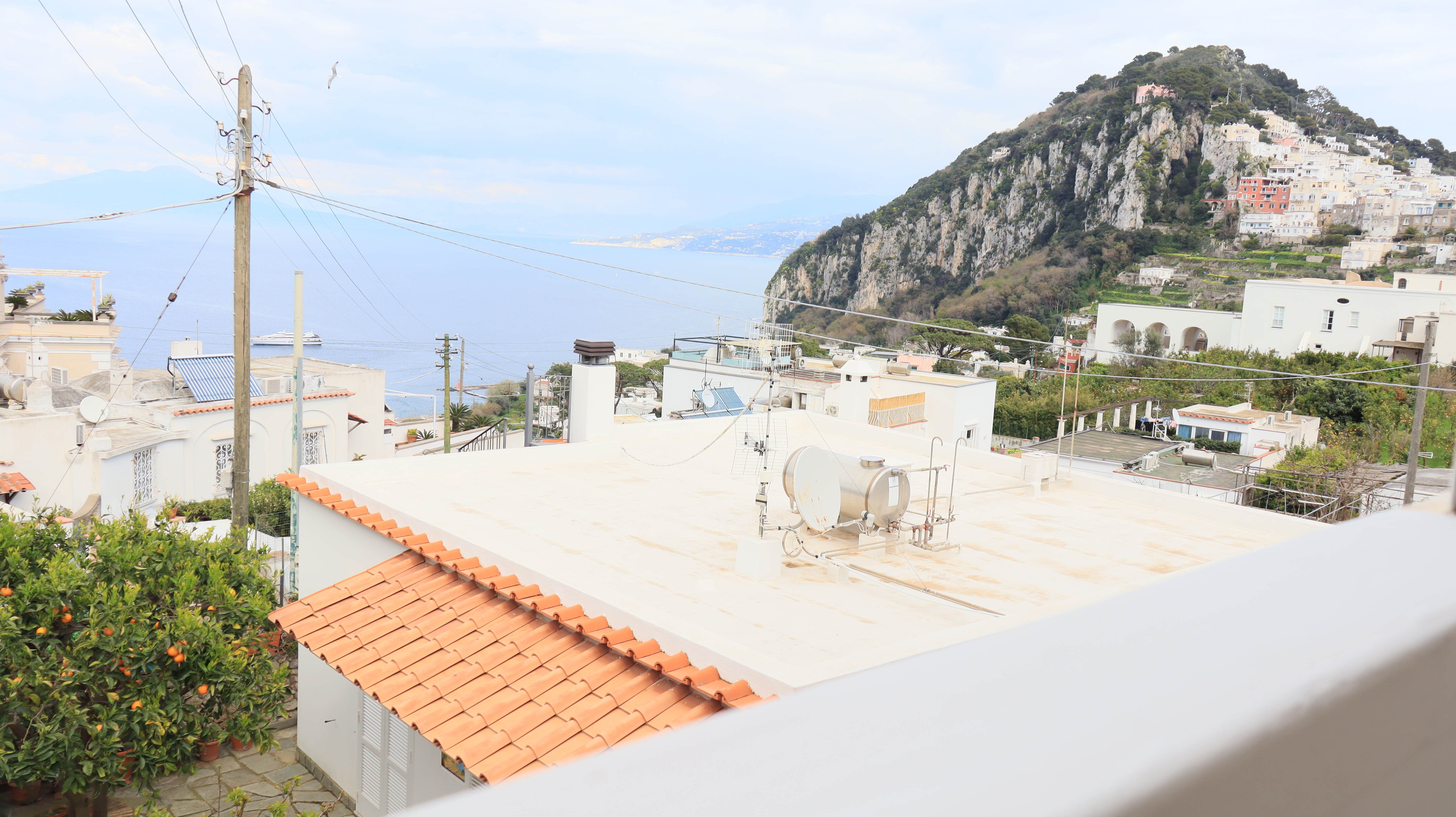 Vista panoramica dal terrazzo della Cataldo Guesthouse a Capri con vista mare e montagne